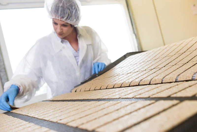 Frau in der Produktion der Bohlsener Mühle. Klick führt zu Großansicht im neuen Fenster.