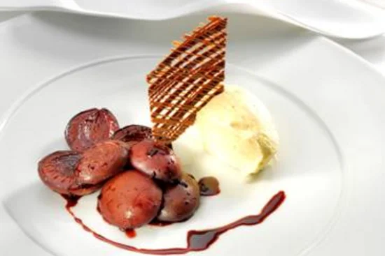 Schokoladen-Lebkuchen-Mousse mit Rotweinzwetschgen