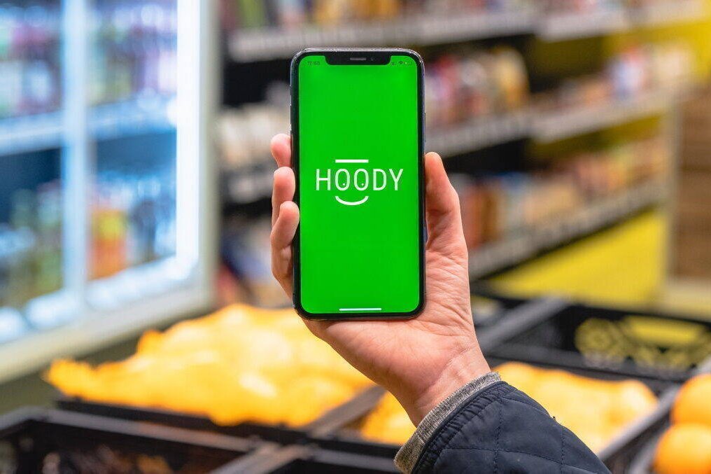 Smartphone mit HOODY-App. Klick führt zu Großansicht im neuen Fenster.