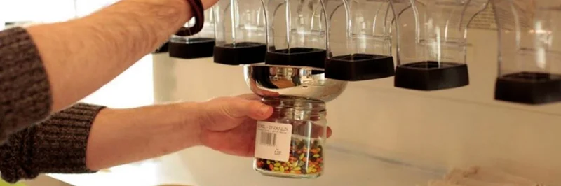 Produkte werden in ein Glas abgefüllt.