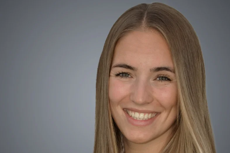 Frau lacht in Kamera. Klick führt zu Großansicht.