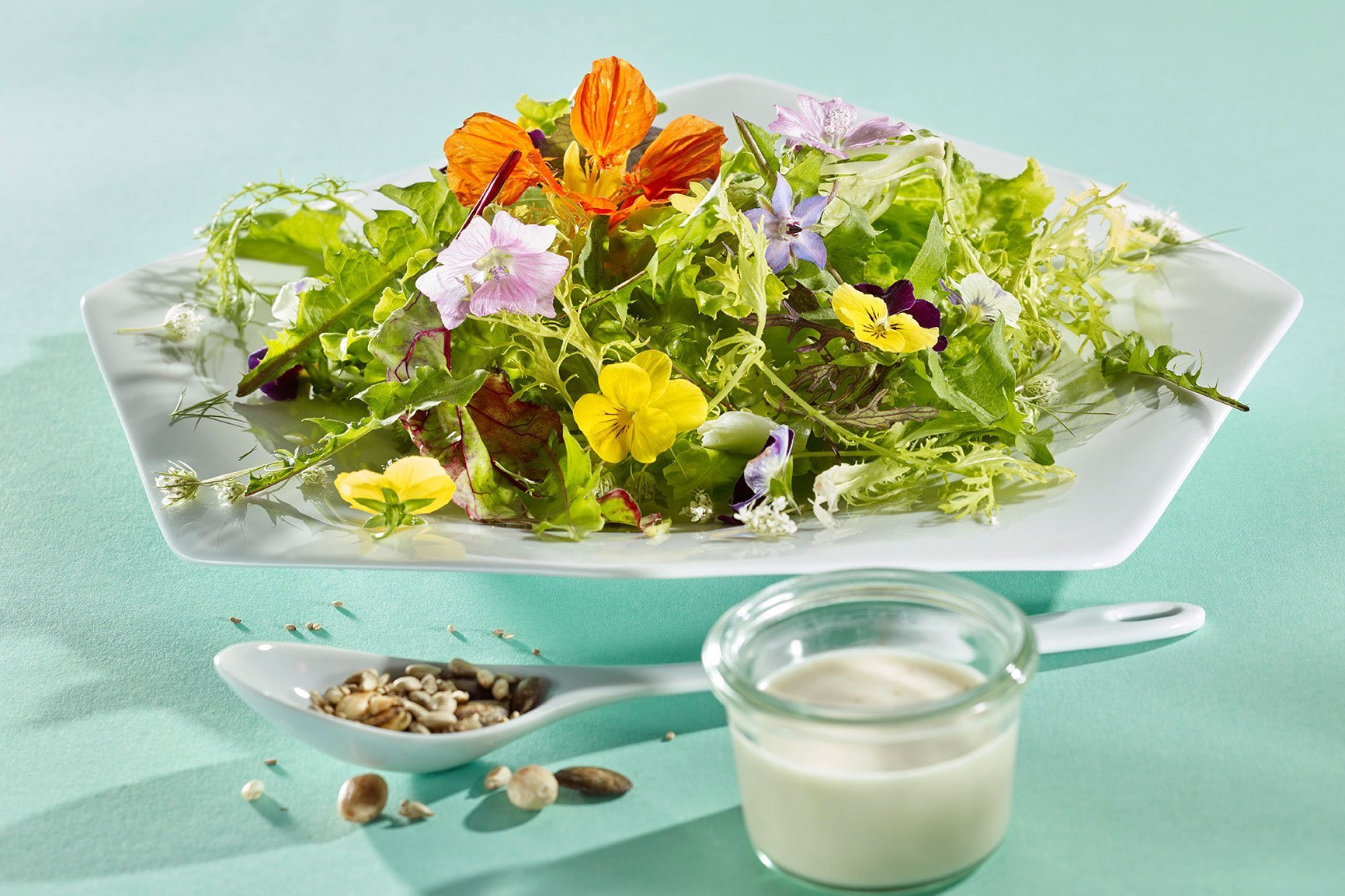 Knackiger Sommersalat mit Wildkräutern und einer Molkevinaigrette 