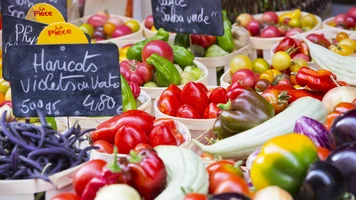 Gemüsevielfalt auf einem Markt in Frankreich.