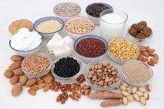 Verschiedene vegane Alternativen in Schälchen und auf einem Tisch. Klick führt zu Großansicht.