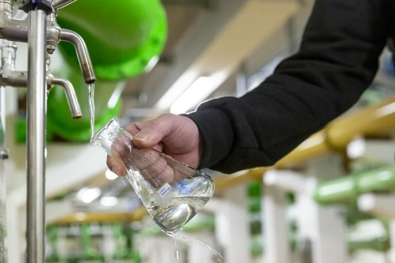 Wasserstrahl füllt Wasserglas.