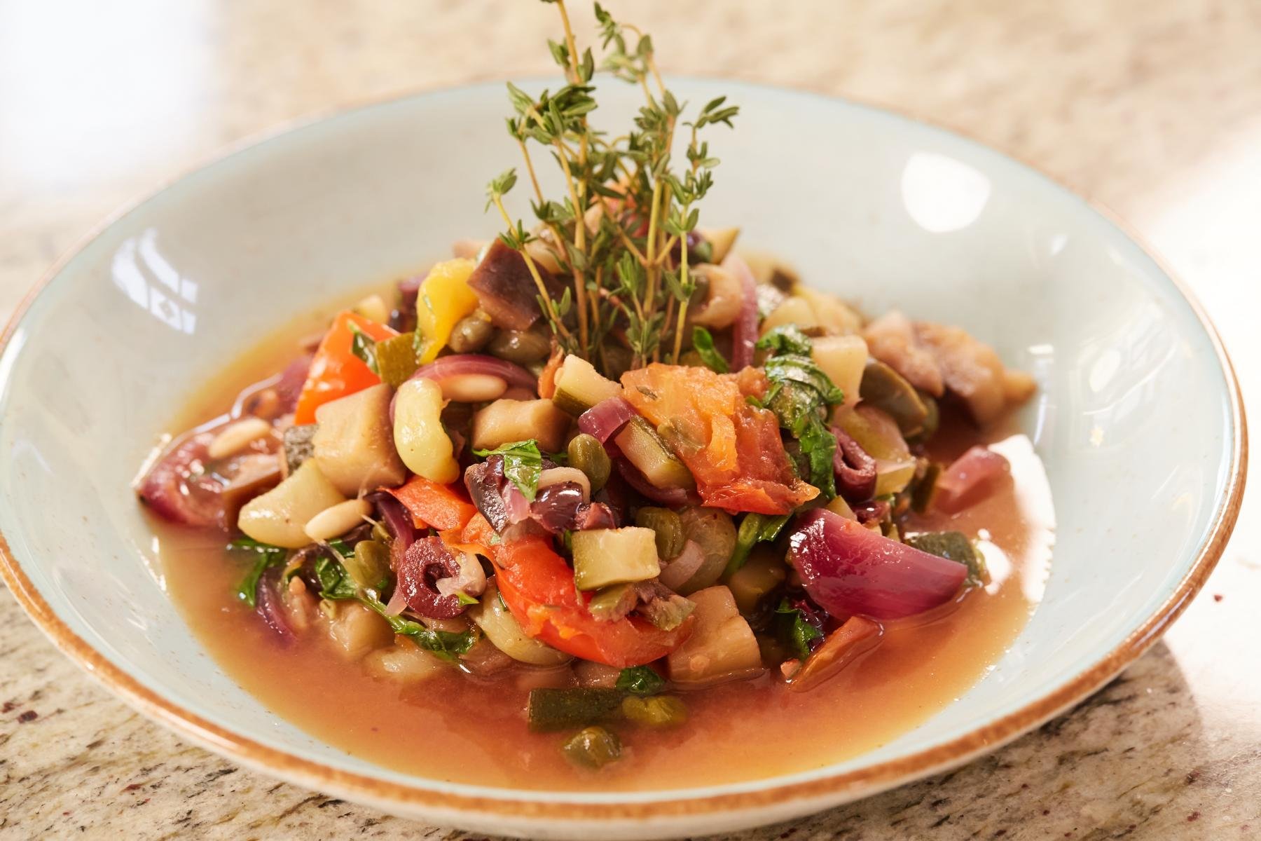 Caponata mit Weintrauben und Pinienkernen