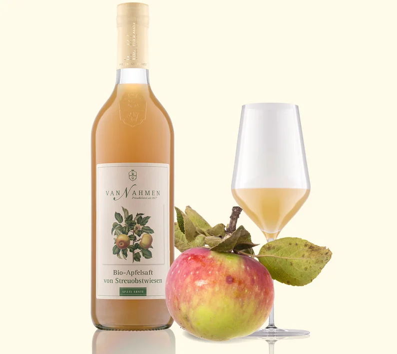 fgfg Flasche mit Bio-Apfelsaft von Streuobstwiesen der Obstkelterei van Nahmen. Klick führt zu Großansicht in neuem Fenster.
