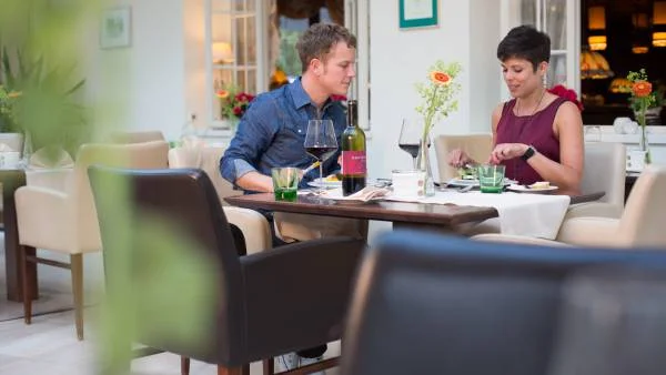 Paar am Restauranttisch. Klick führt zu Großansicht im neuen Fenster.