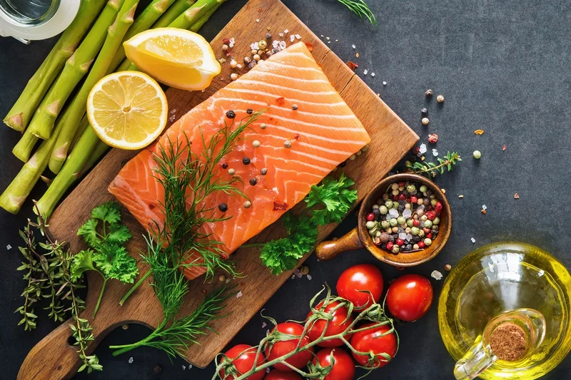 Lachs und Zutaten auf Holzbrett. Klick führt zu Großansicht im neuen Fenster.