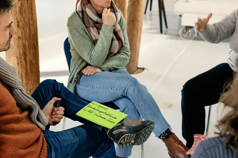 Gruppensitzung während eines Workshops. Klick führt zu Großansicht in neuem Fenster.