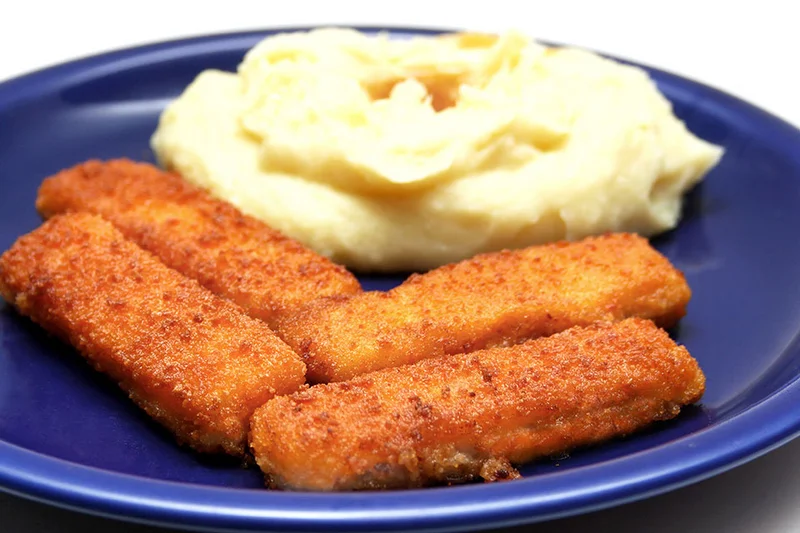 Fischstäbchen mit Kartoffelpüree. Klick führt zu Großansicht in neuem Fenster.