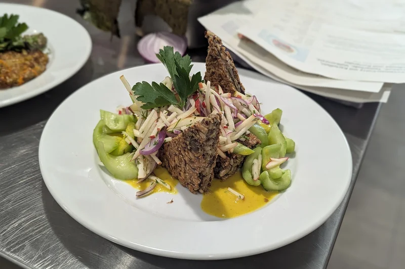 Mittagsgericht auf einem Teller. Klick führt zu Großansicht in neuem Fenster.