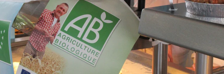 Speisetheke mit Bio-Auslobung auf Französisch.