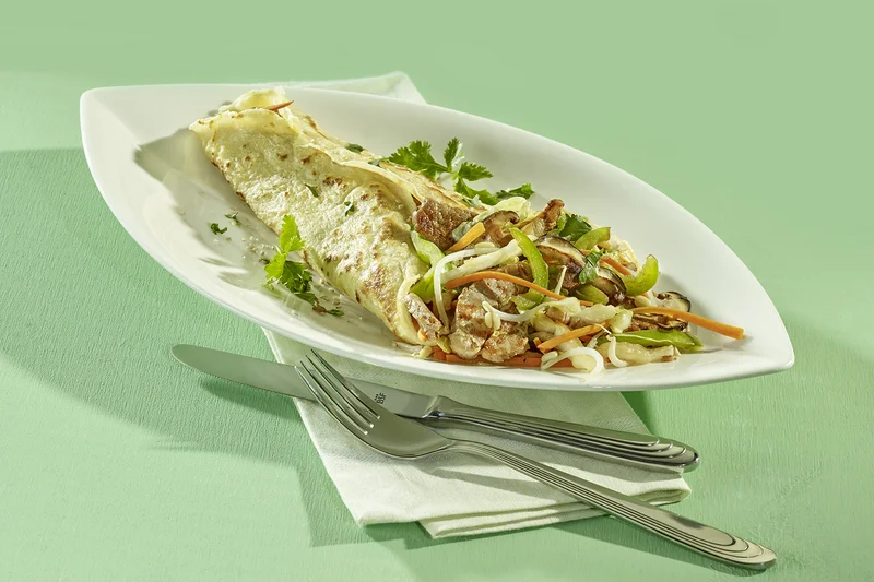 Gefüllter Pfannkuchen mit asiatisch abgeschmecktem Schweinefleisch 