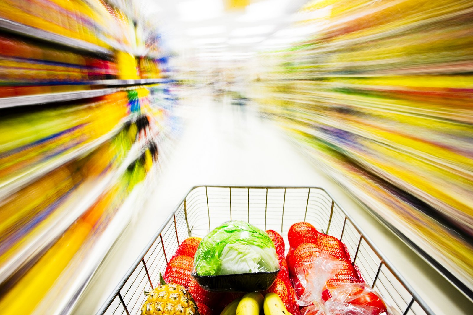 Einkaufswagen zwischen Gängen eines Geschäfts