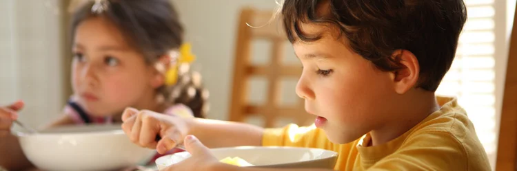 Zwei Kita-Kinder beim Essen.