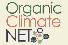 Das Logo des OrganicClimateNet. Der Projektname ist ausgeschrieben, wobei Organic in grün, Climate in Orange und NET in Schwart geschrieben ist. Neben dem Wort "NET" befindet sich ein gezeichnetes Netz(werk) mit verschiedenen Punkten, die miteinander verbunden sind. Klick führt zu Großansicht.