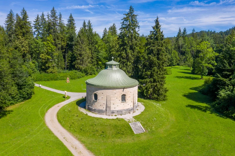Wasserschloss Reisach bei Miesbach umgeben von Wald und Wiesen