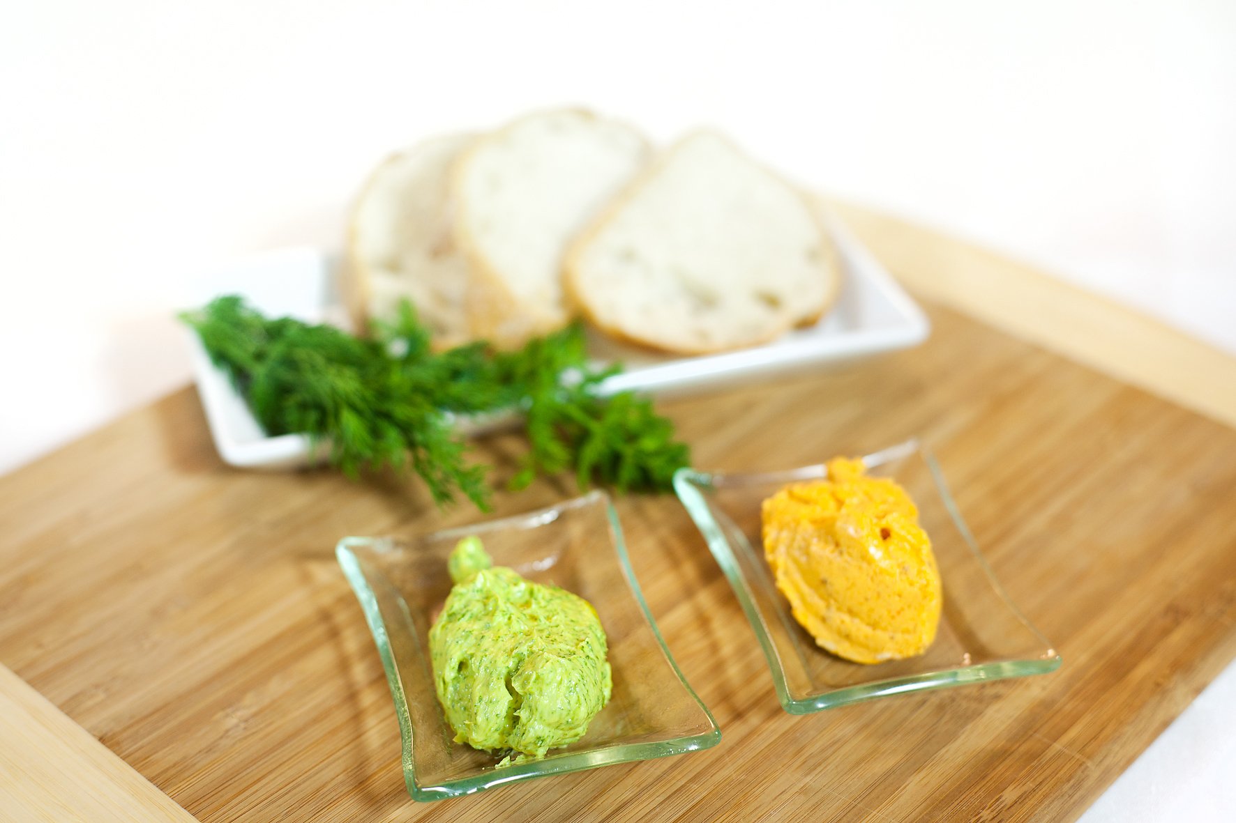 Kräuterbutter in Schälchen