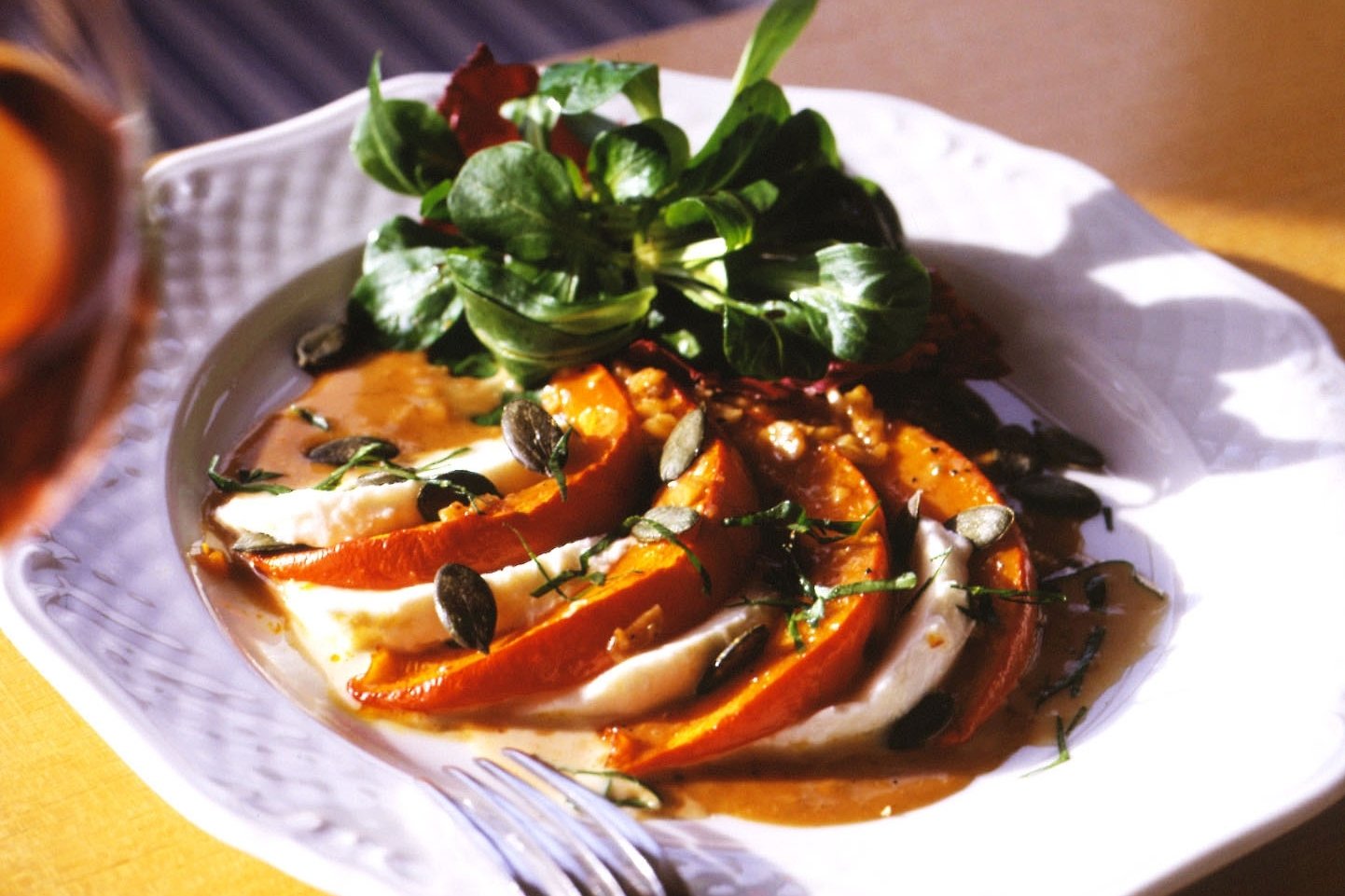 Eingelegter Kürbis mit Salbei und Knoblauch