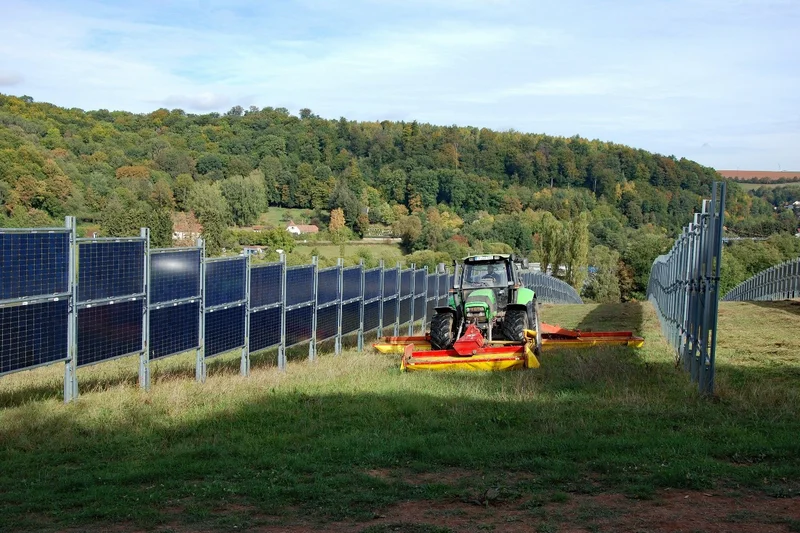 Bifaziale Solarmodule. Klick führt zu Großansicht in neuem Fenster.