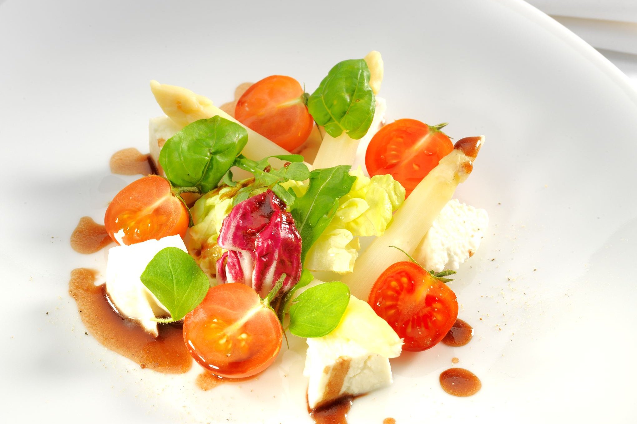 Tomaten - Albzarellasalat mit Spargel