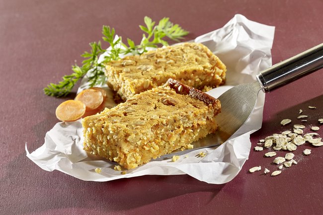 Hafer-Möhrenkuchen angerichetet.