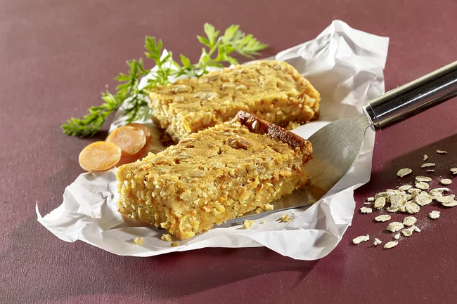 Hafer-Möhrenkuchen angerichetet.