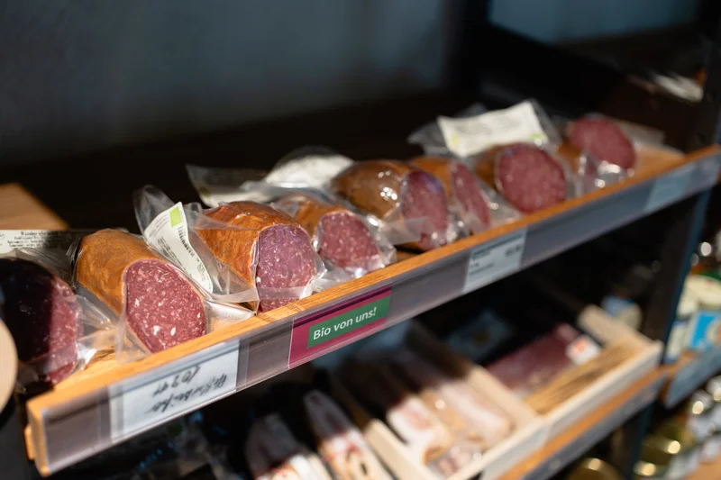 Abgepackte Wurstwaren in einem Regal. Klick führt zu Großansicht.