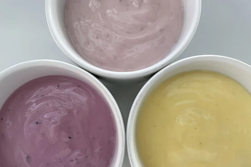 Drei verschiedenfarbige Fruchtjoghurts in einem Becher. Klick führt zu Großansicht.