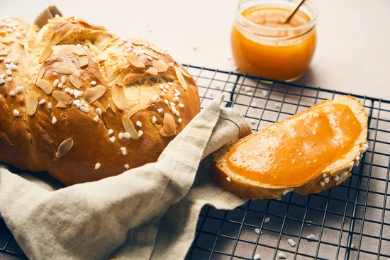 Hefezopf mit Kürbismarmelade und Tonkabohne.
