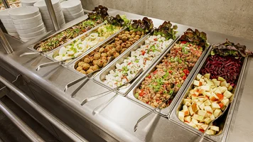 Salatbar in einer Kantine.