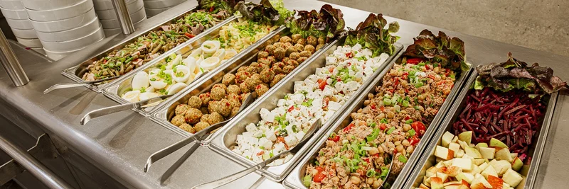 Eine Salatbar in einer Kantine. 