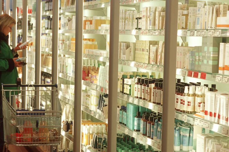 Regale mit Naturkosmetik, Klick führt zu Großansicht, Schließen mit ESC