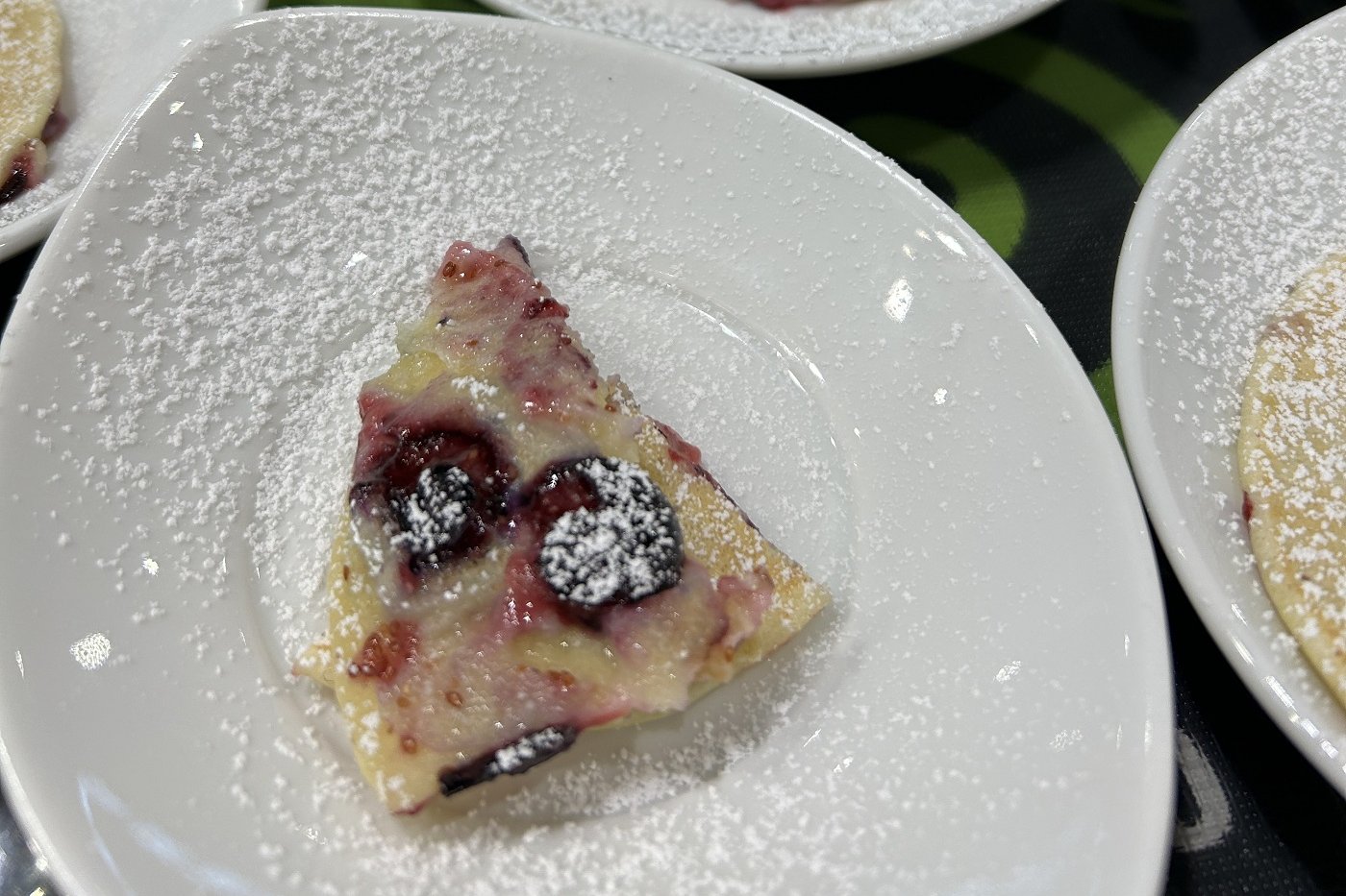 Blaubeer-Pfannkuchen auf einem Teller angerichtet. Foto: BLE