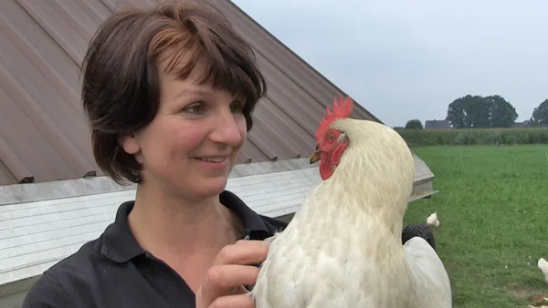 Stephanie Strotdrees mit Huhn. Klick führt zu Großansicht in neuem Fenster.