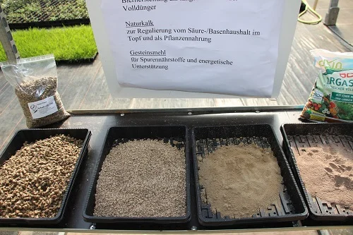 Verschiedene Dünger in Plastikschalen. Klick führt zu Großansicht im neuen Fenster.