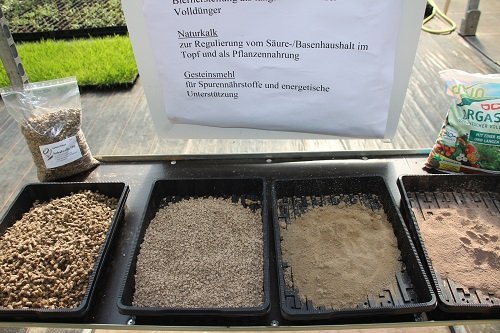 Verschiedene Dünger in Plastikschalen. Klick führt zu Großansicht im neuen Fenster.