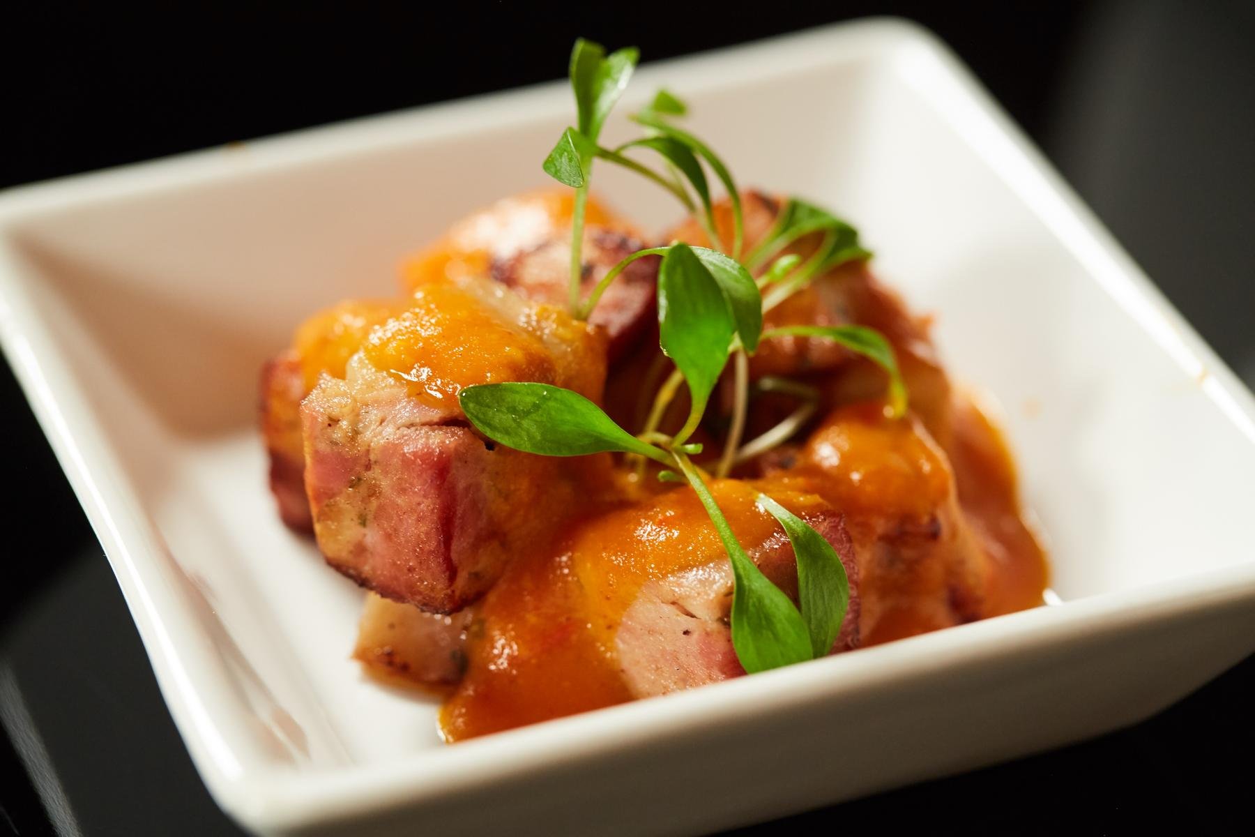Gebratene Saumagenwürfel mit scharfer Tomatensalsa 