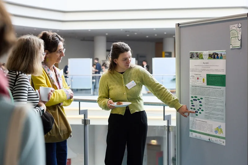 Personen betrachten eines der Poster bei der Bio-AHV-Fachtagung.