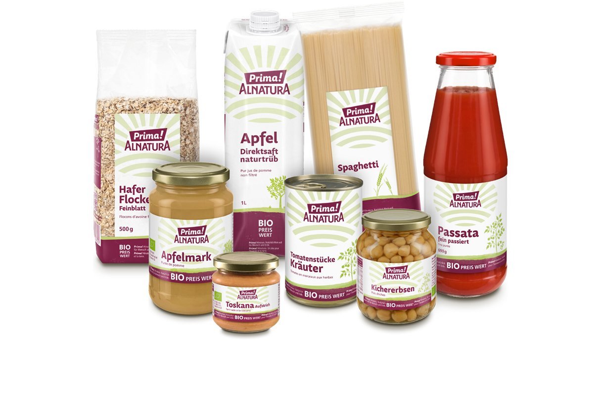 Auswahl an Bio-Lebensmitteln der Marke Alnatura Prima! Klick führt zu Großansicht in neuem Fenster.