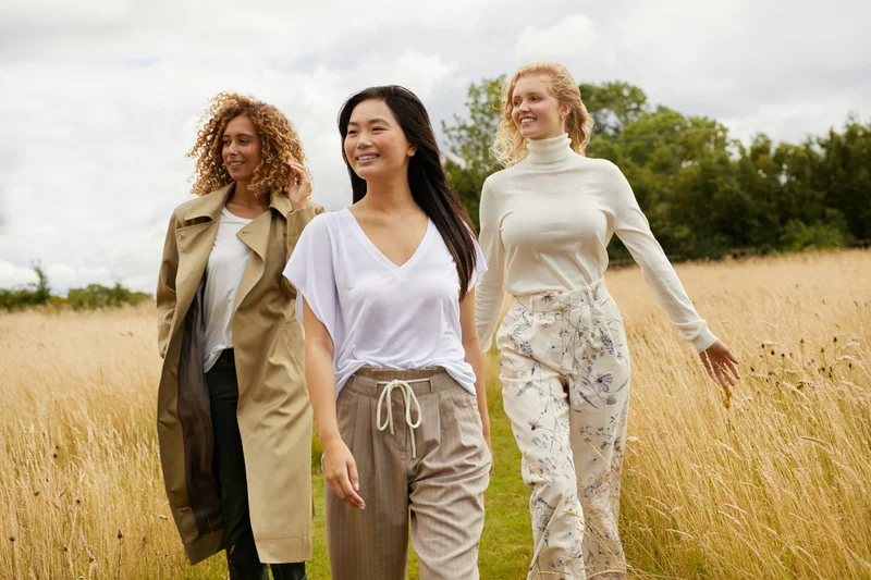Junge Frauen mit Mode aus Tencelfasern. Klick führt zu Großansicht.