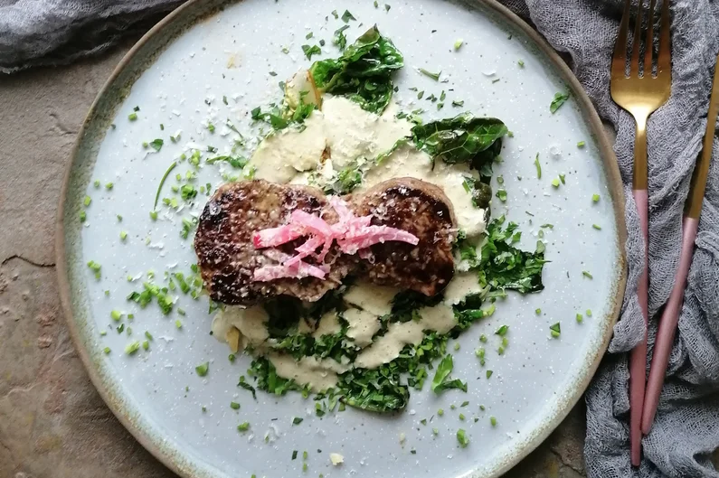 Trockengereiftes Rückensteak von der Backensholzer Färse mit lauwarmen Römersalat, Knoblauchemulsion und Deichkäse Gold