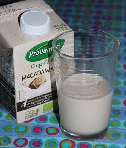 Eine Packung und ein Glas mit Macadamianuss-Drink. Klick führt zu Großansicht im neuem Fenster.