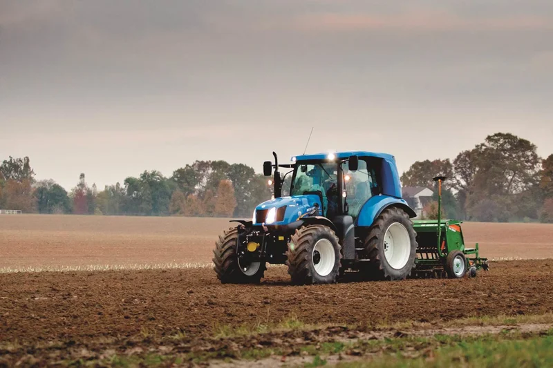 Traktor auf dem Feld im Einsatz. Klick führt zu Großansicht.
