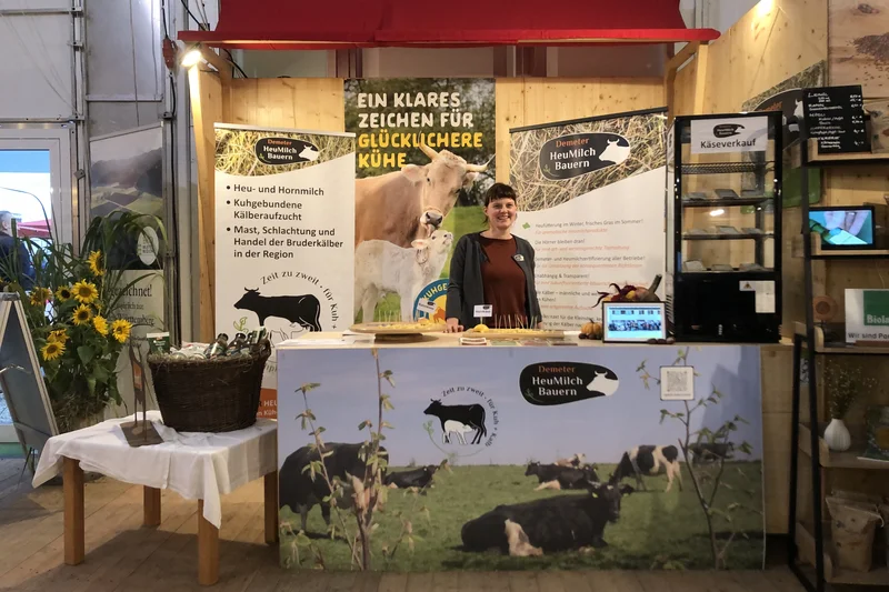 Milena Maasz an einem Messestand zum Projekt