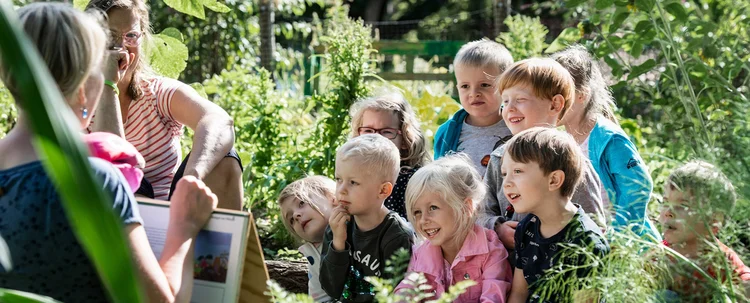 Kindergruppe im Gemüsebeet.