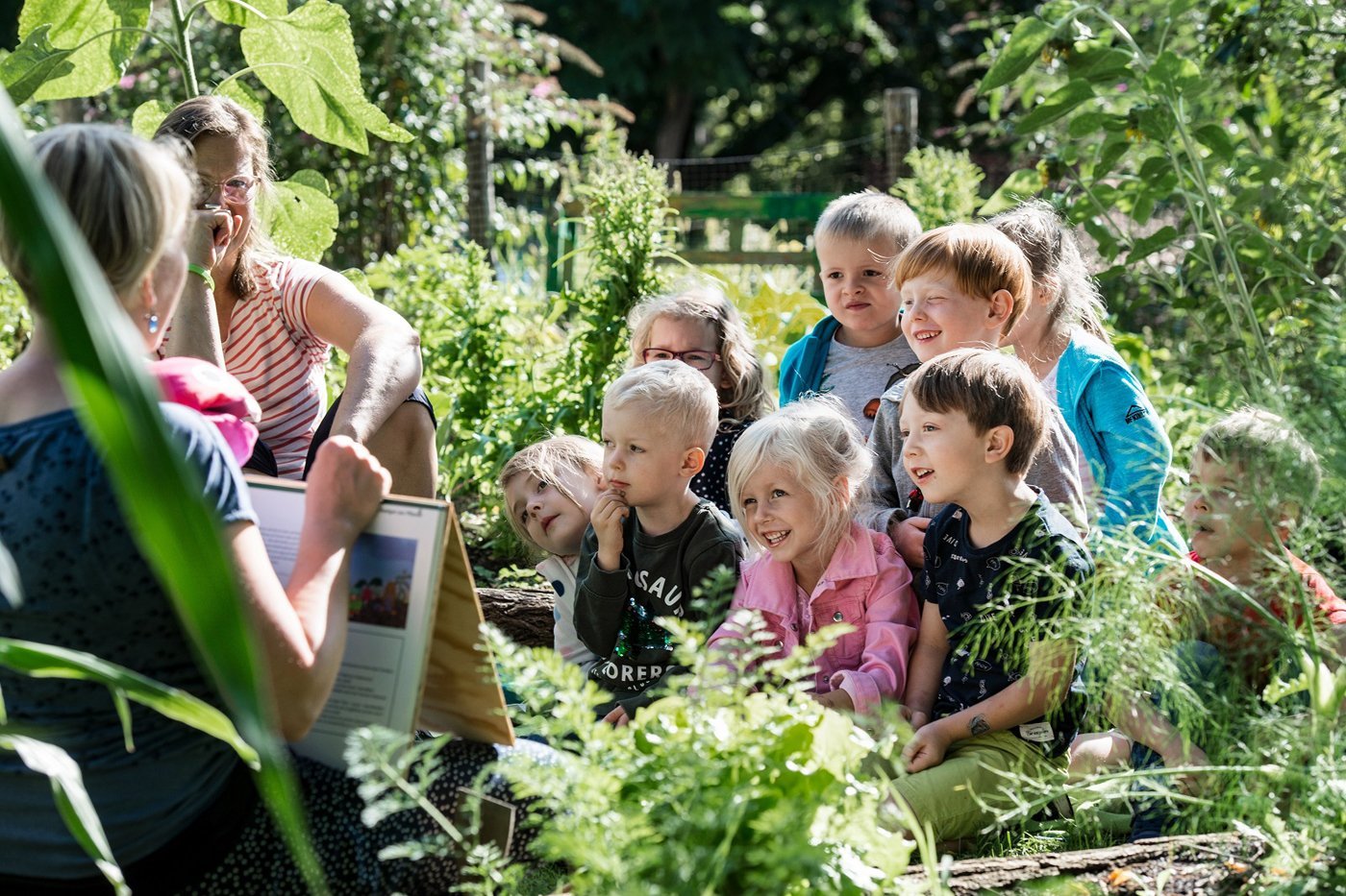 Kindergruppe im Garten. Foto: Acker e.V. Katharina Kühne 