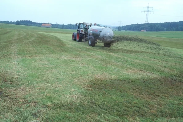 Düngerausbringung auf einem Feld.
