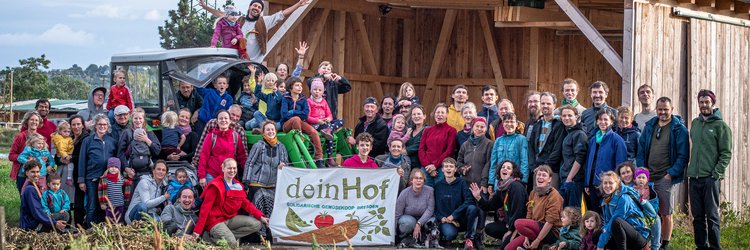 Gruppenbild mit Schild deinHof